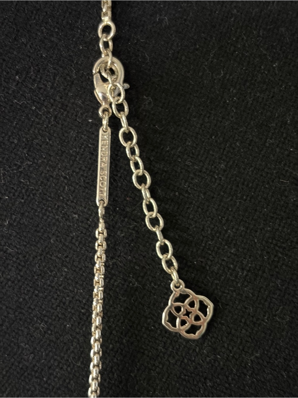 Kendra Scott Benning Necklace in Gold - Picture 5 of 5